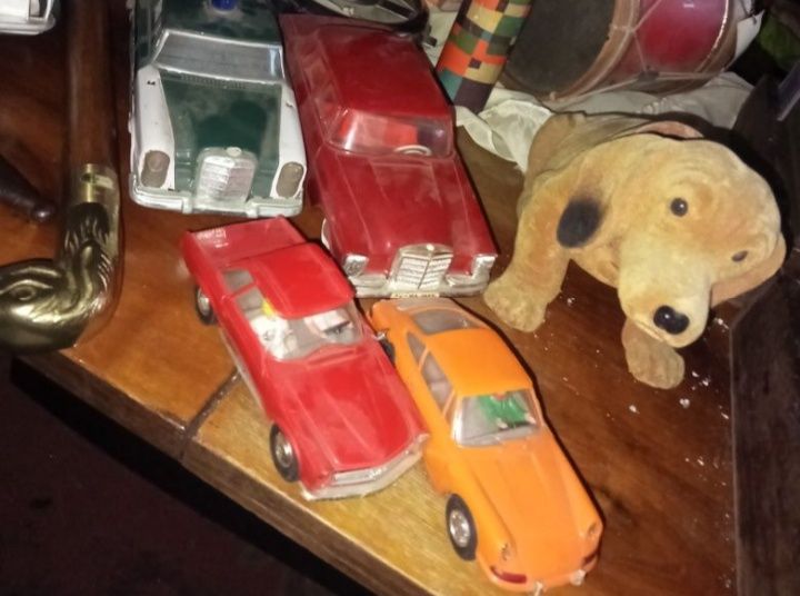 Stare zabawki bibeloty. Lalka XXw. bobas. Auto blaszane Bębenek Piesek