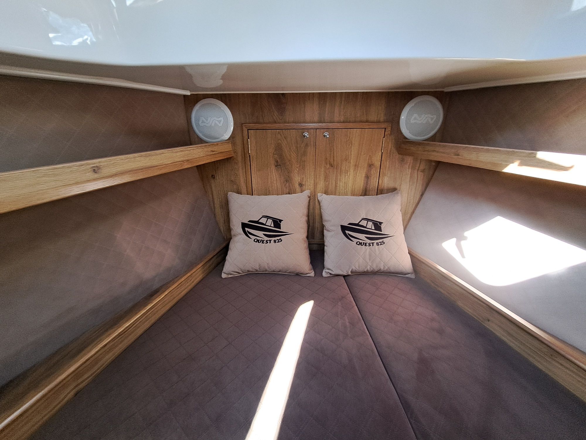 Czarter wynajem łodzi motorowej houseboat mazury bez patentu Quest 825