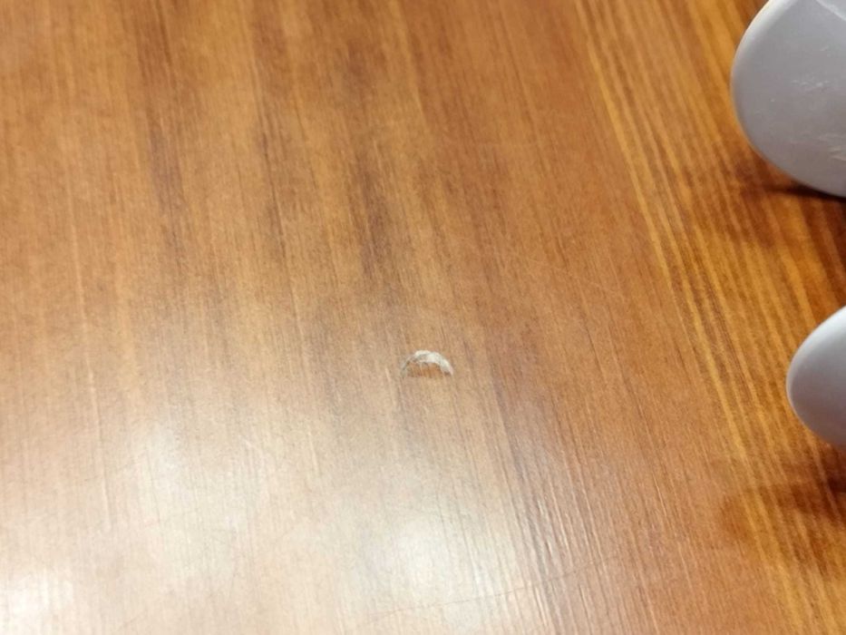 Solidny stół z litego drewna z krzesłami