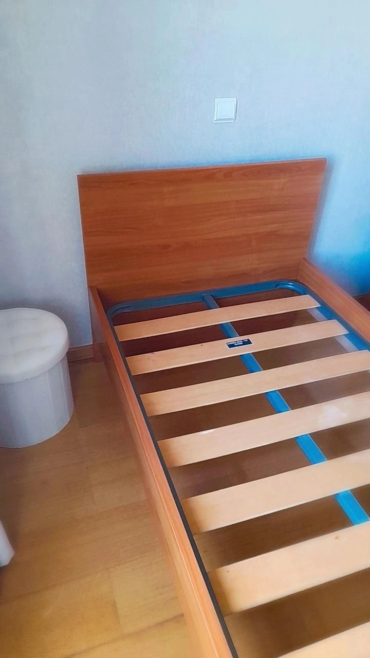 Cama de solteiro com estrado