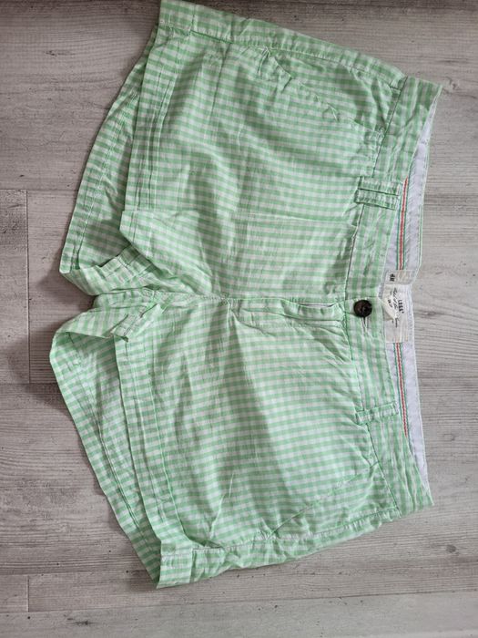 Krótkie spodenki, shorty w kratkę H&M. R  40.