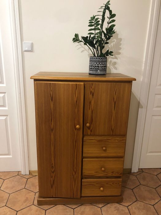 Zestaw sosnowych mebli