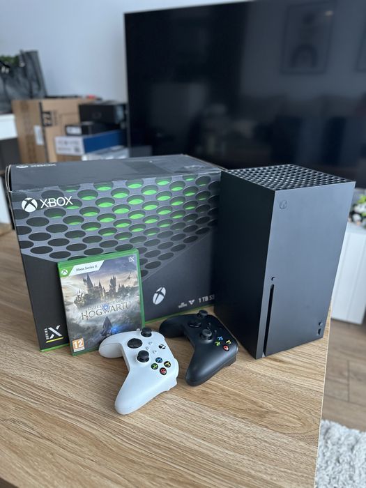 Konsola XBOX Series X 1TB + 2 pady + Hogwarts Legacy