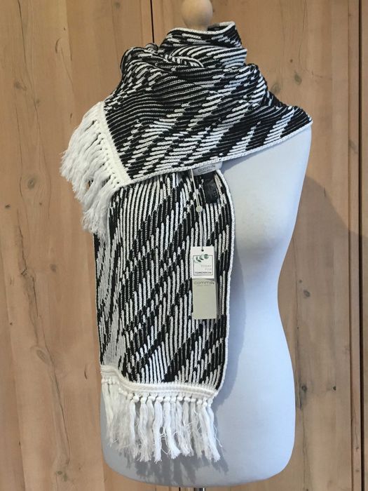 Szalik czarno-biały z frędzlami 31x200cm