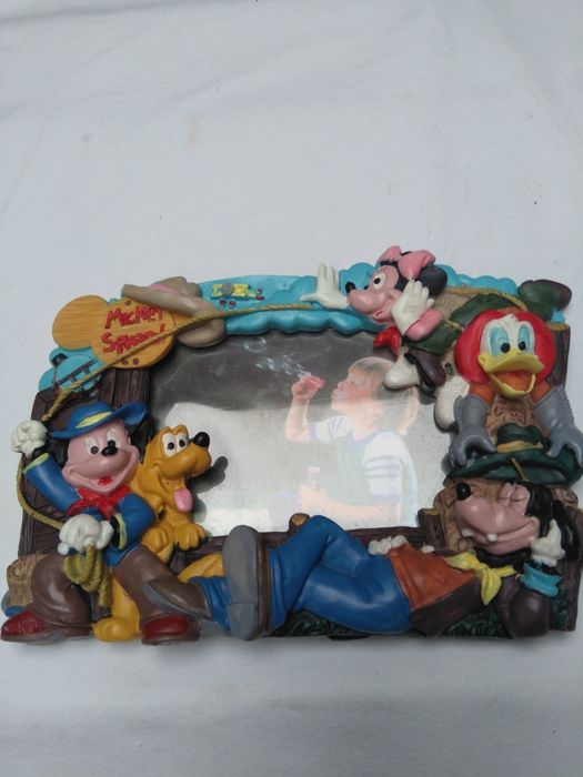 Duas molduras, com figuras da Disney