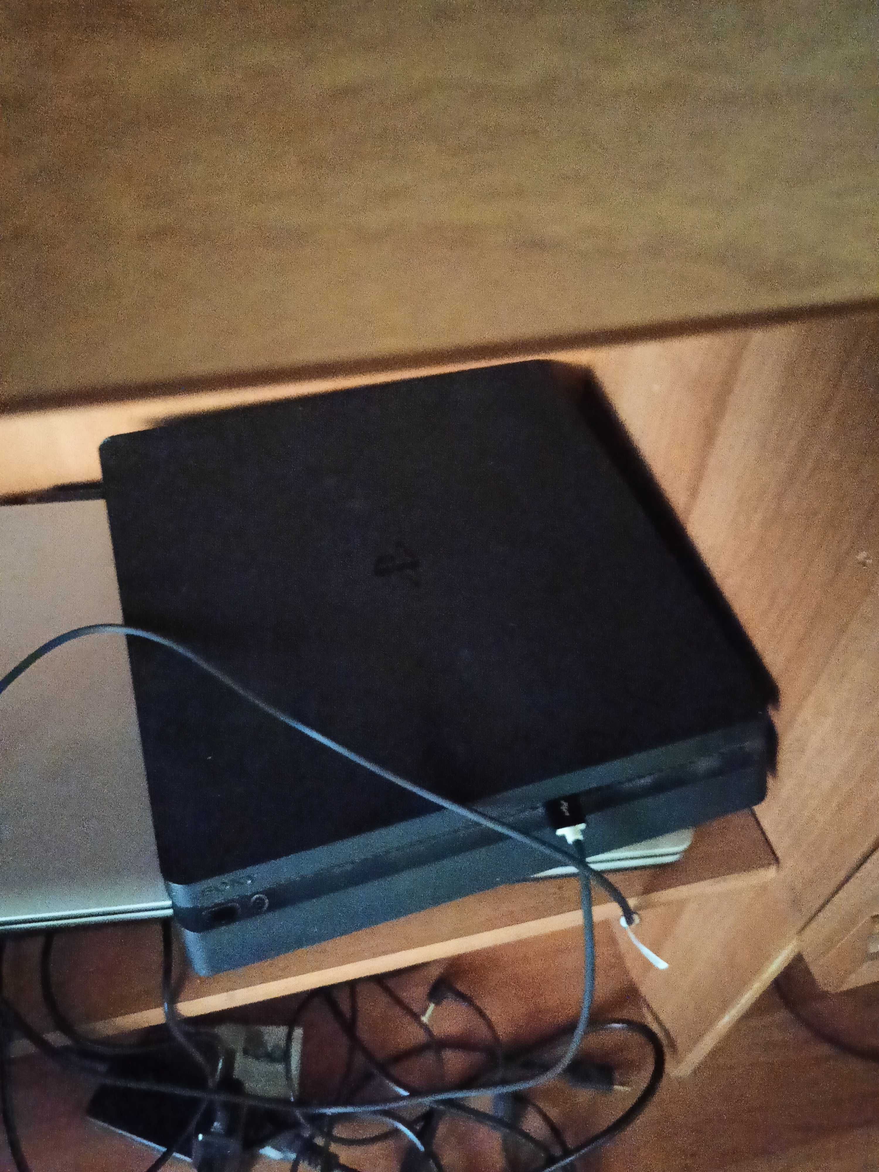 Witam mam na sprzedaż ps4 z jednym padem i dwoma grami Ea fc24 i need