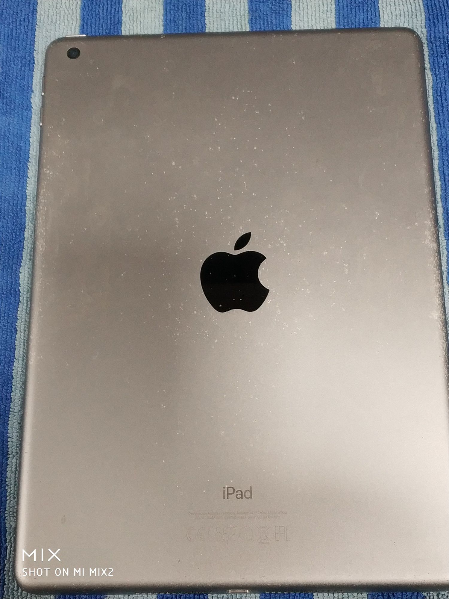Apple iPad A1822 (64gb)