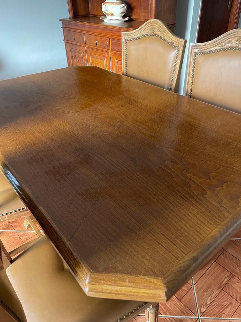 Conjunto de mesa com cadeiras e armário