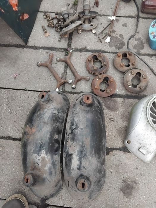 Муравей з документами по запчастинах