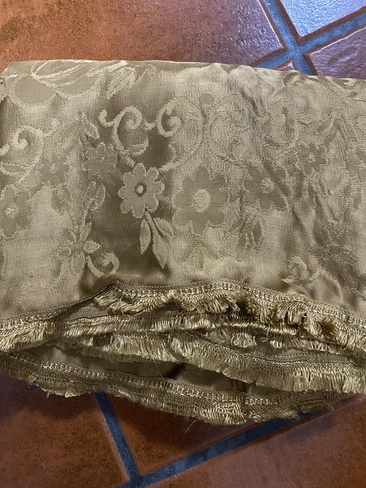 Colcha de seda dourada