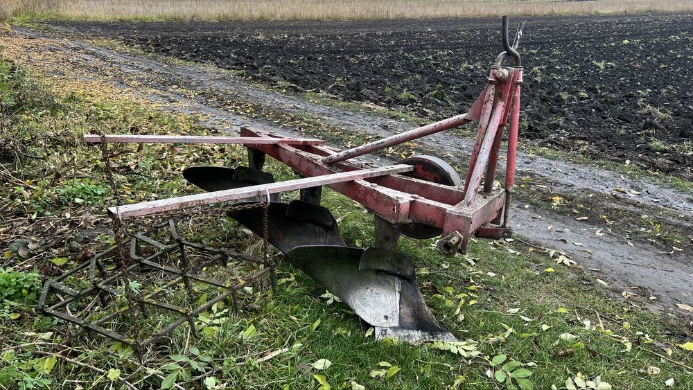 Плуг трьохкорпусний