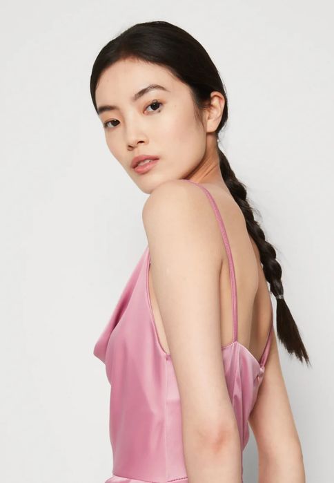 Sukienka różowa z marszczeniem Wal G. XXS