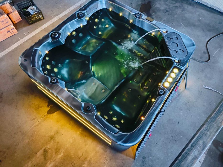 Nowa wanna spa - 3 silniki , dmuchawa , ozonator , LED , wodospad