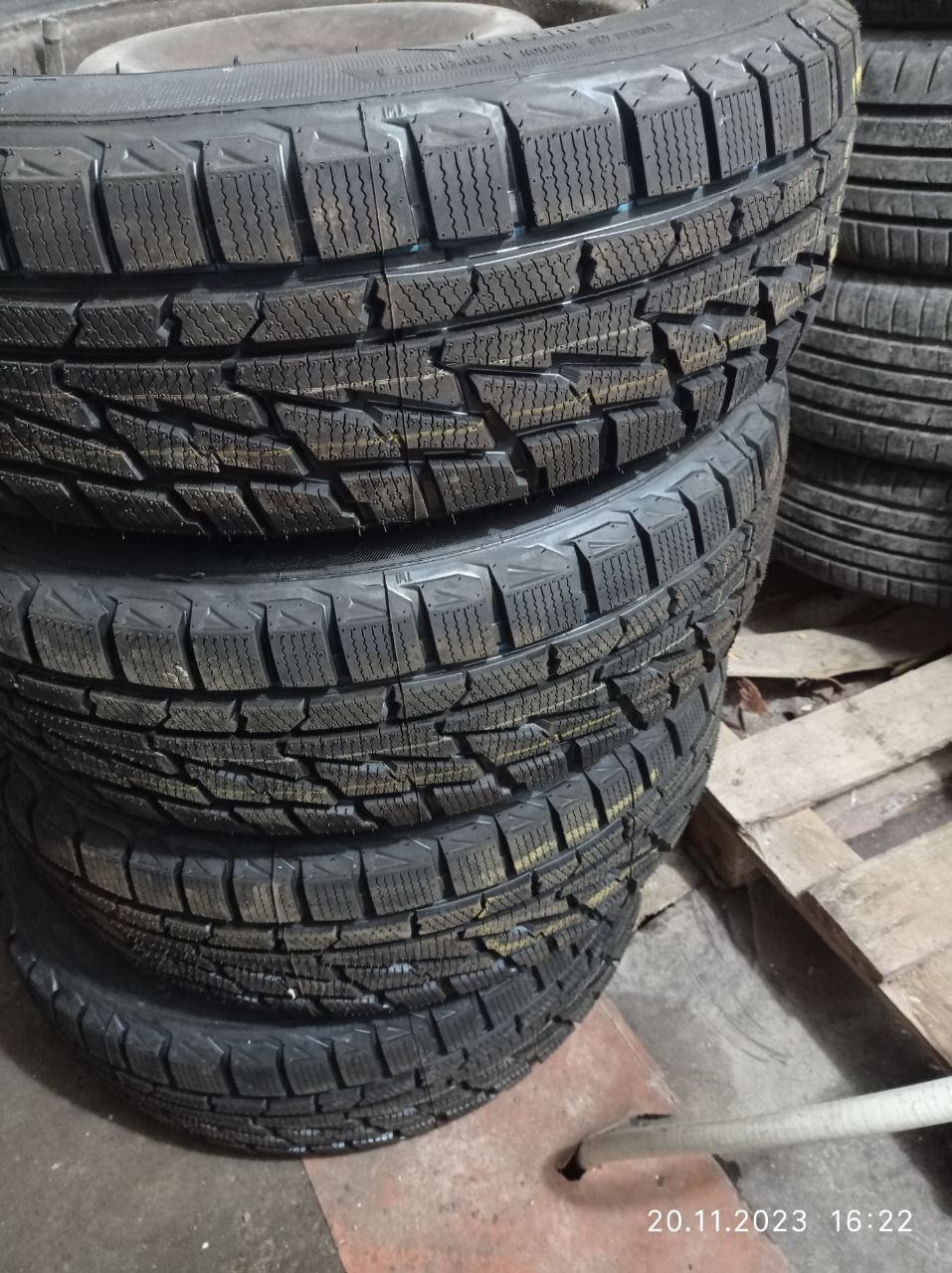 Продам комплект зимової резини з дисками premiorri z plus 195/65 R15.