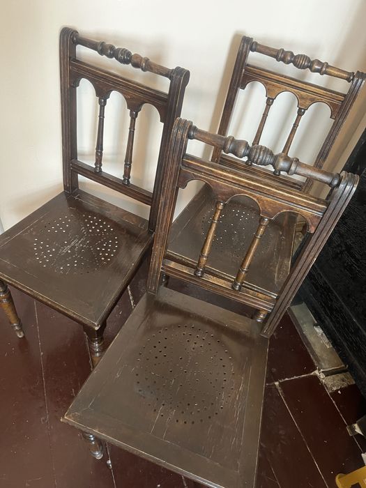 Stare krzesła drewniane