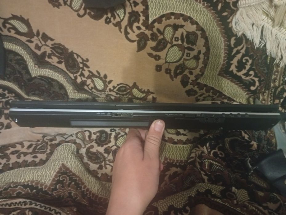 Продам  ноутбук в хорошому стані мінус немає жесткий диск