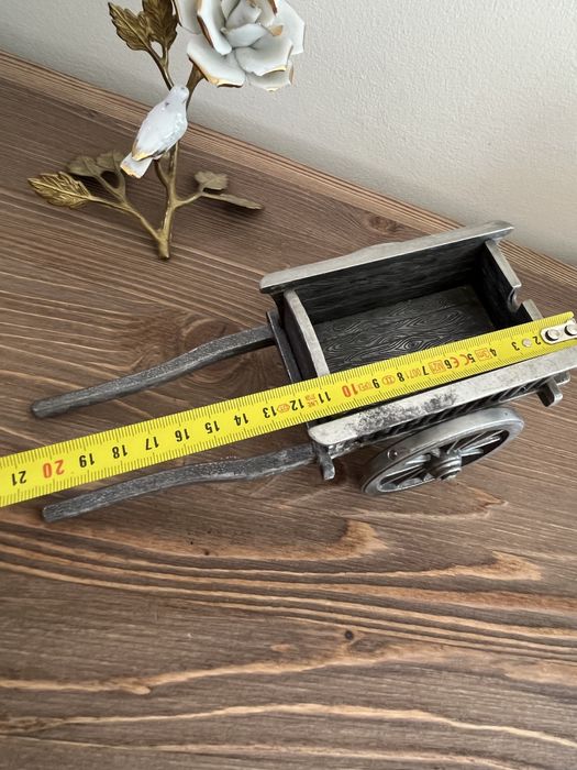 Dekoracyjna metalowa mini taczka – rustykalny styl vintage