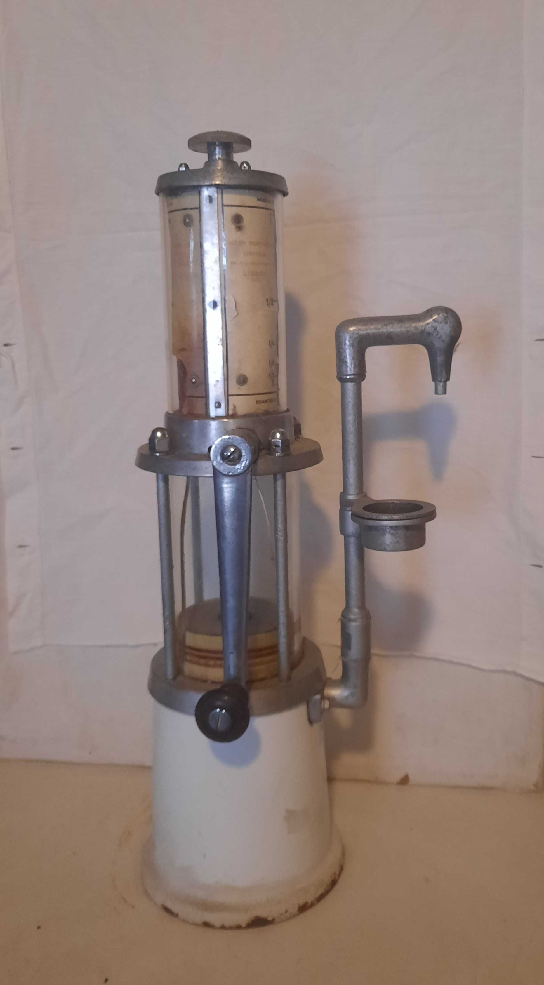 Máquina antiga de vender petróleo ao litro