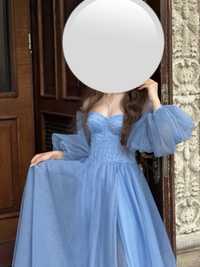 Блакитне випускне плаття
