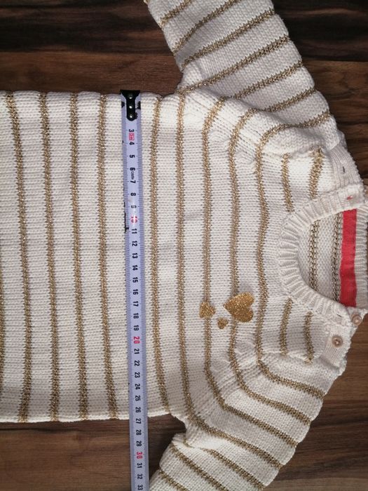 Sweterek  dziewczęcy z złotą nitka