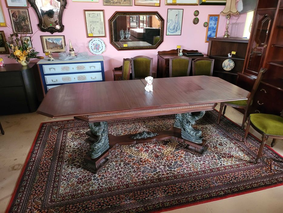 Fantástica mesa antiga em madeira maciça com pés em for
