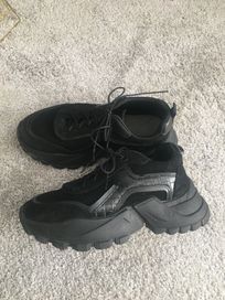 Czarne sneakersy na grubej podeszwie. 35.5 cm- wkładka