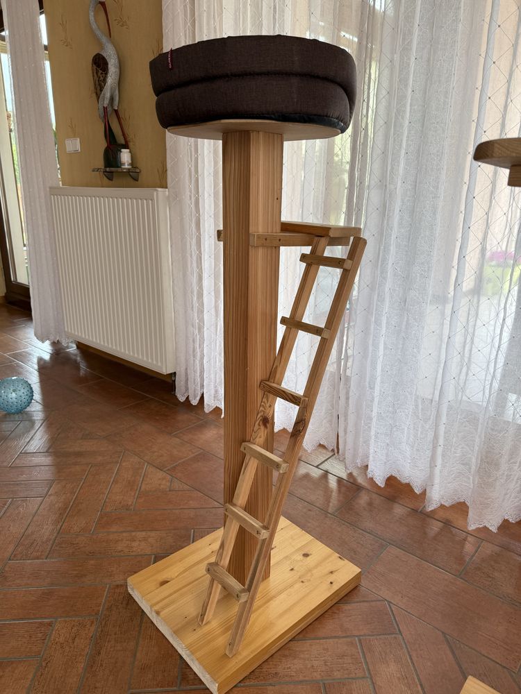Stojak dla  kota z suszonego modrzewia 130cm wysoki