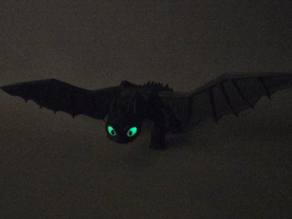 Figurka Szczerbatek – Ruchoma z Odczepianymi Skrzydłami i Świecącymi O