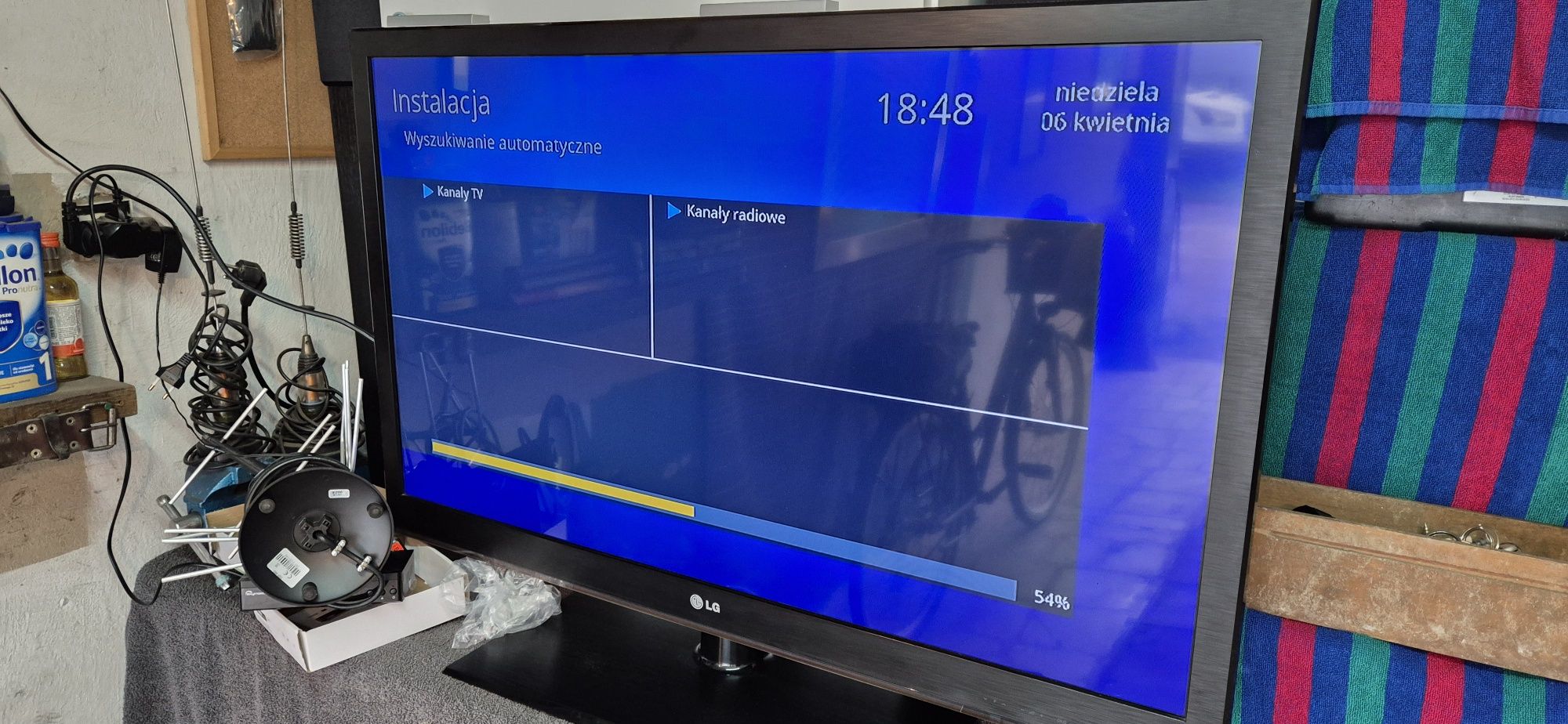 Telewizor LG 42" z dekoderem dvbt i anteną.