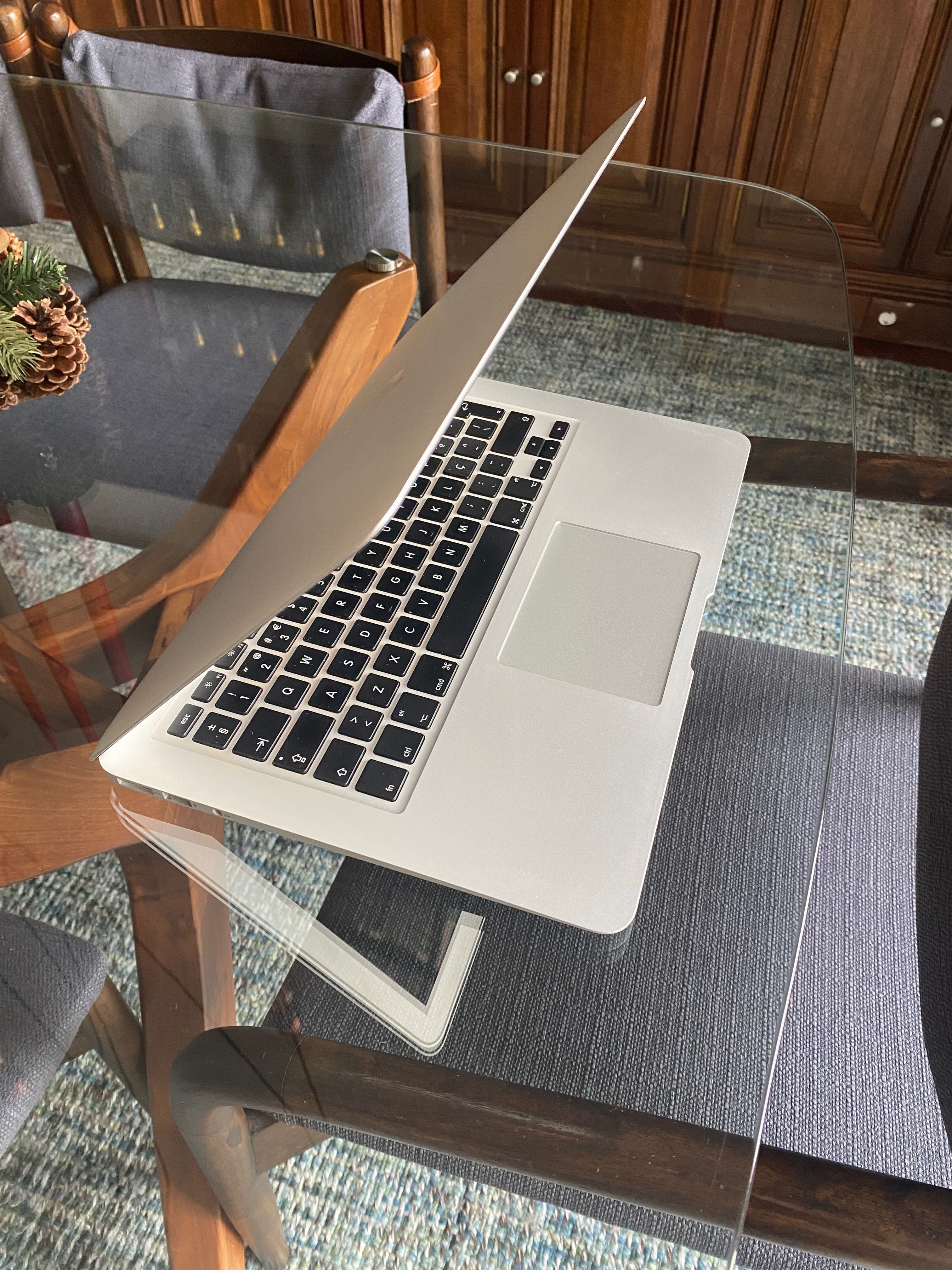 MacBook Air 13”, processador 1,6 GHz, 256GB armazenamento, 4GB memória