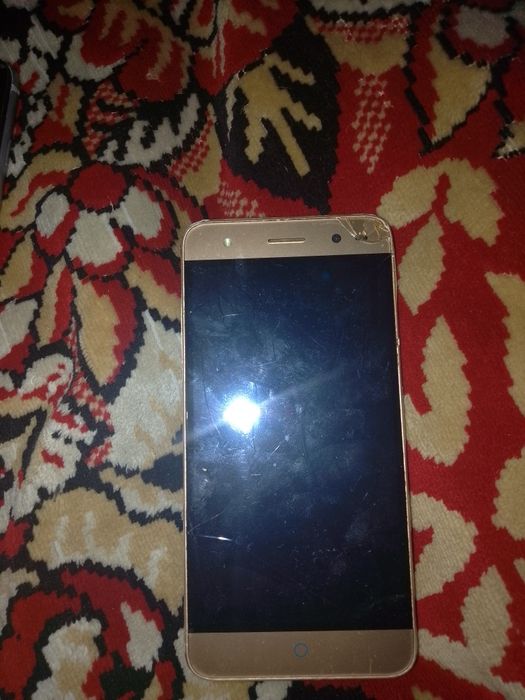 Продам телефон ZTE  на делялі