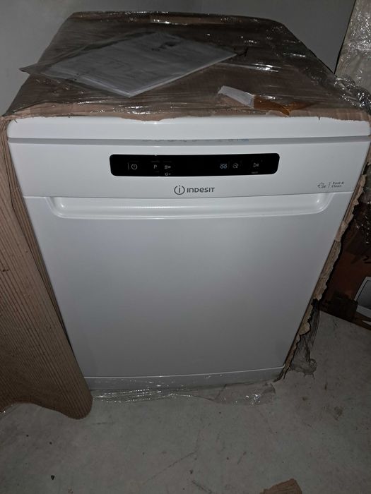 Máquina de lavar loiça Indesit D2F HD624 A com 1 ano de uso