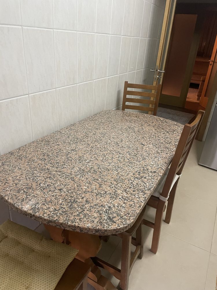 Mesa de mármore com madeira + 3 cadeiras + 2 bancos