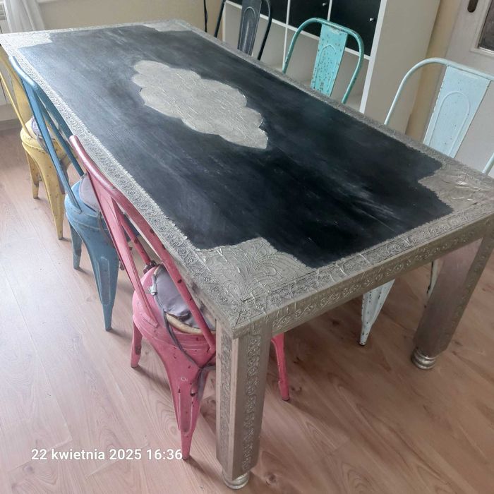 Stół do salonu, wielki, bez krzeseł i lampa