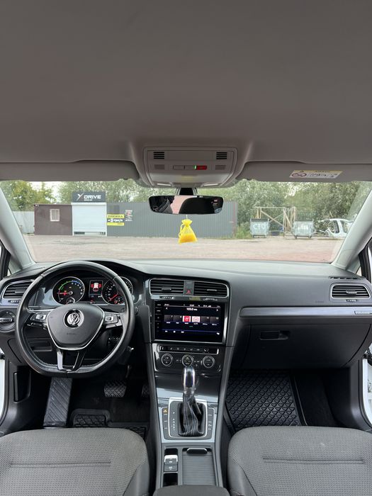 Продам VOLSWAGEN E GOLF 36 klw
