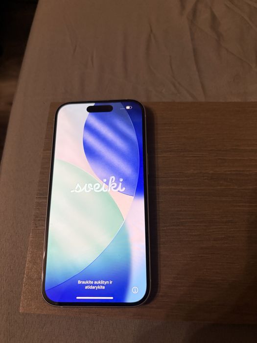 Iphone 15 od nowosci z szkiełkiem i etui na pleckach.