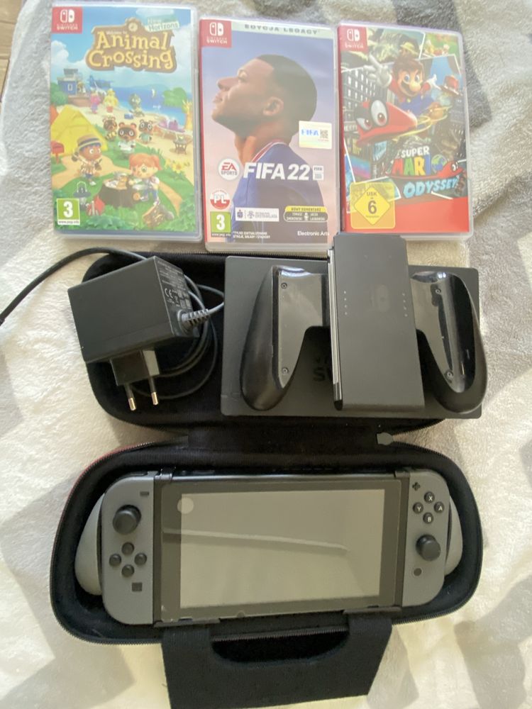nintendo + 3 gry + szkło hartowane + pokrowiec i oryginalna ładowarka