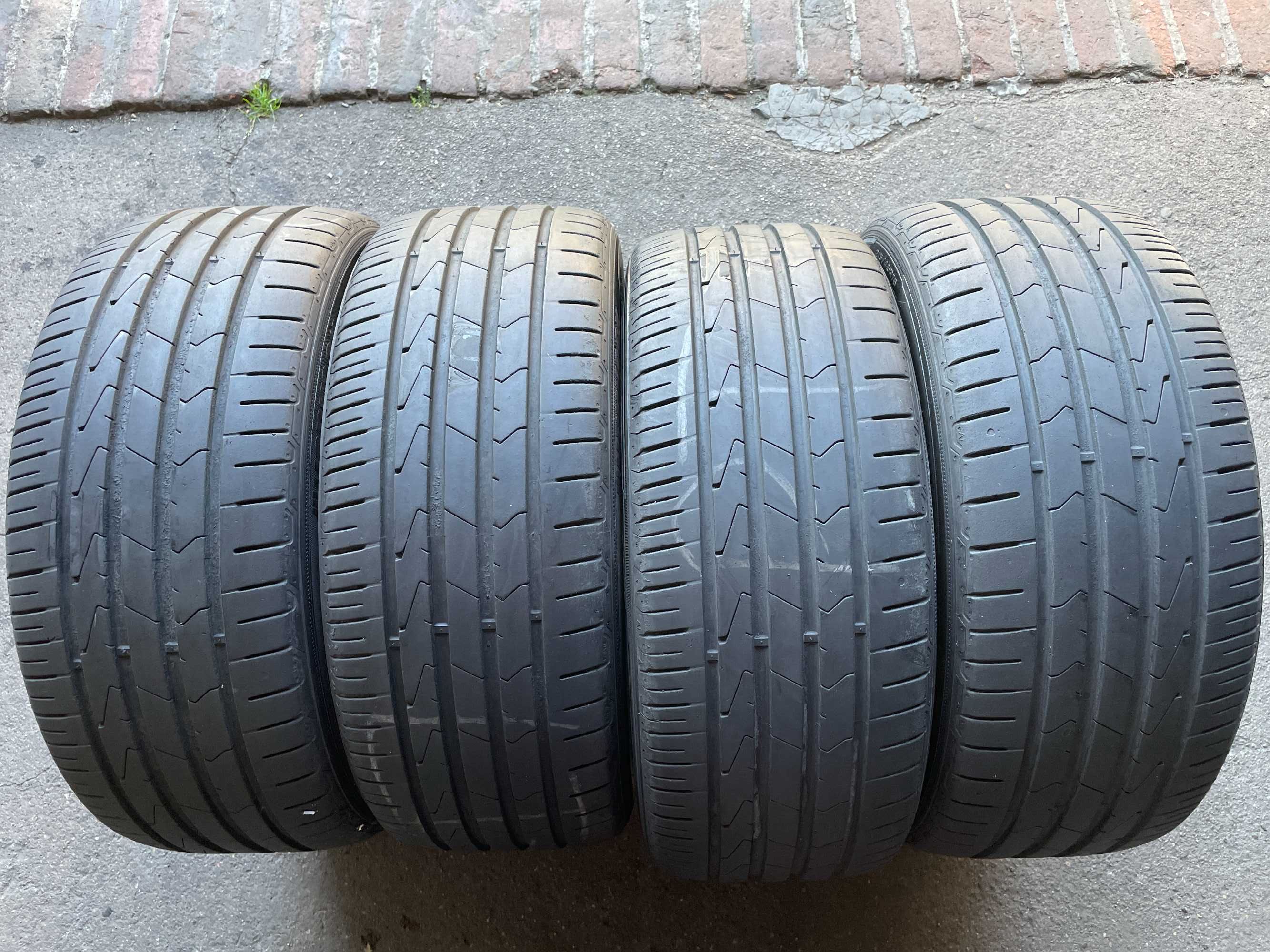 Komplet opon Hankook 215/45R16