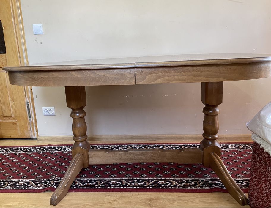 Розкладний широкий деревʼяний стіл