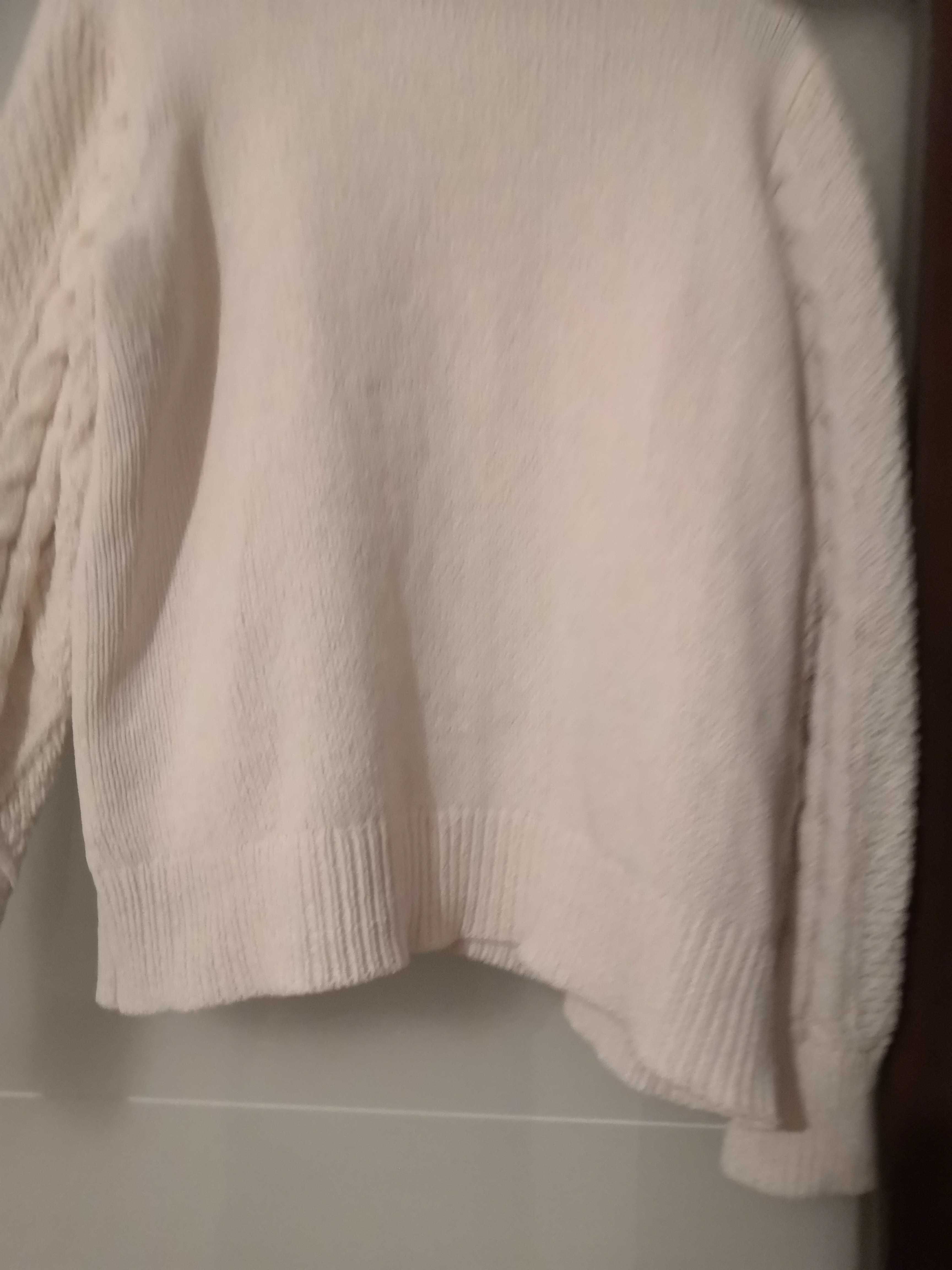 sweter jasno beżowy z ładnym wzorem na przodzie