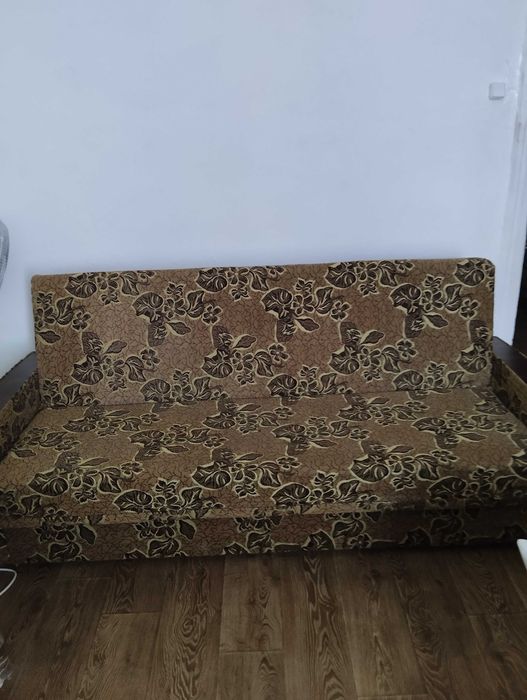 Продам зеленый б.у диван  пружинный блок с нишей   сп/место 190"110