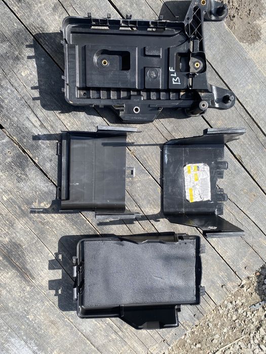 Корпус АКБ площадка акумулятора VW Passat B6 Octavia A5 Golf 5