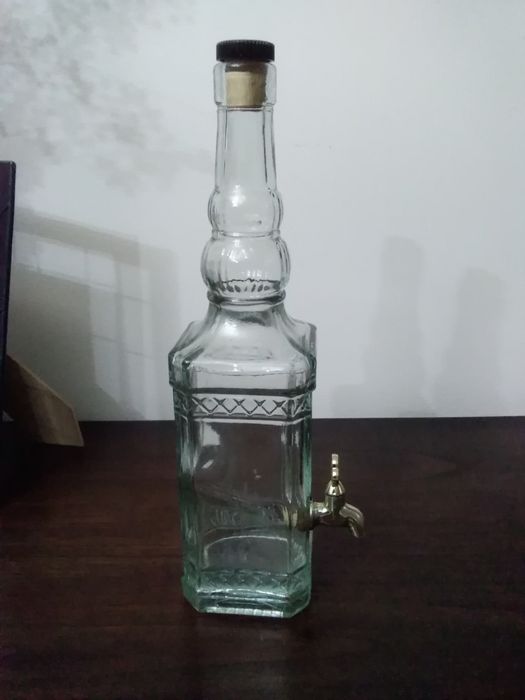 Garrafa antiga com torneira.