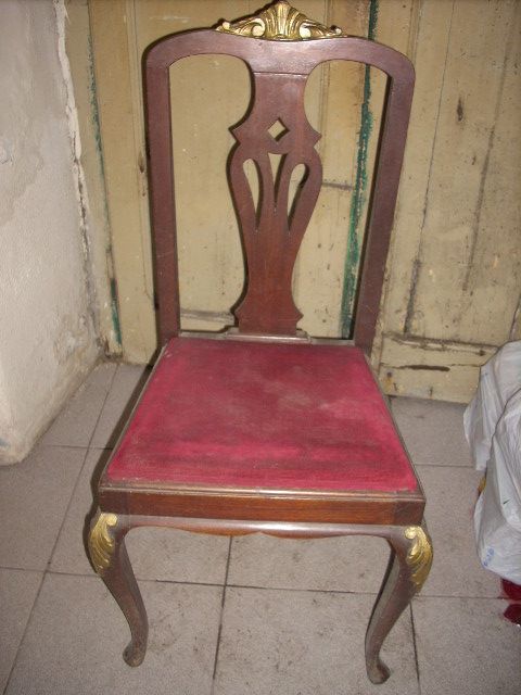 Cadeiras antigas com estofo em veludo e palhinha