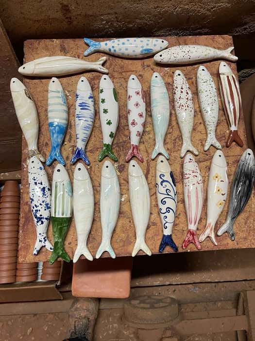 Sardinhas , suporte colher, borboletas entre muitas outras peças