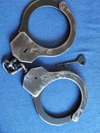 Kajdanki z kluczykiem PPST sygnowane Milicja Policja MO.