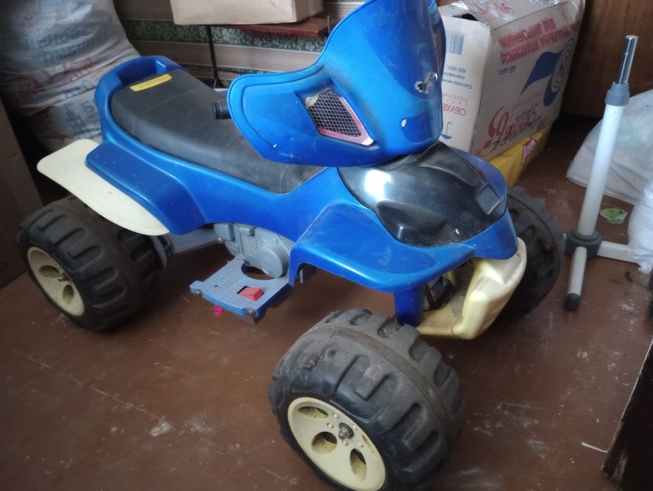 Дитячий електромобіль