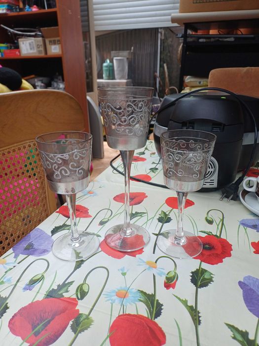 Trzy szklane świeczniki.