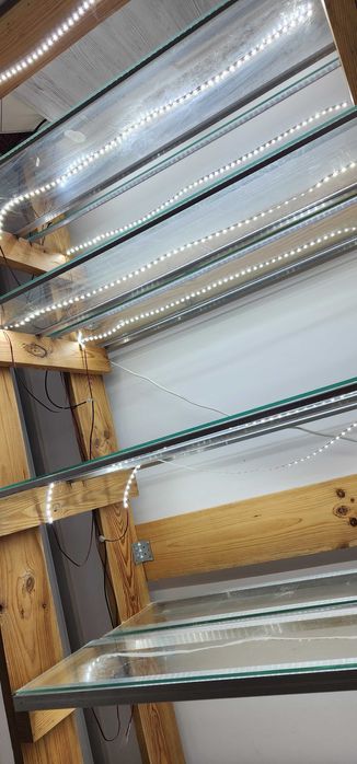 Дерев"яний стелаж з скляними полицями, лед стрічки