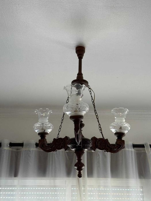 Candeeiros de teto em madeira com tulipas de vidro